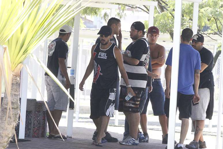 <p>Jogadores do Corinthians não queriam entrar em campo depois da invasão e dos atos de vandalismo dos torcedores no CT Joaquim Grava</p>