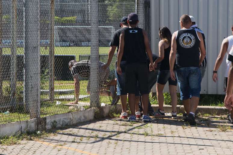 <p>Torcedores corintianos invadem CT depois de cortarem cerca de proteção; situação no sábado fez atletas do Corinthians cogitarem greve</p>