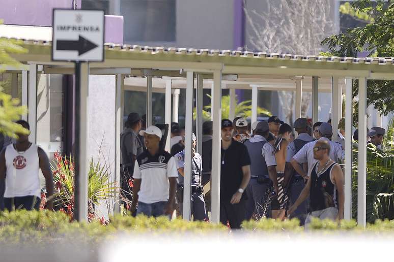 Policiais tentam conter torcedores que invadiram Centro de Treinamento do Corinthians