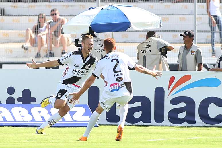 <p>Ferrugem (número 2) vai reforçar o Corinthians no Brasileiro</p>