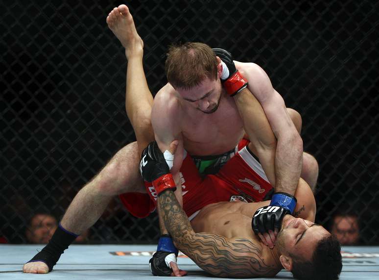 <p>Brasileiro John Lineker (embaixo) perdeu por pontos para russo Bagautinov</p>