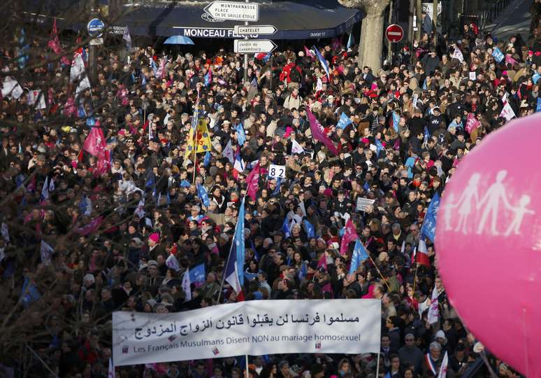 Milhares de manifestantes se reuniram em Paris e Lyon neste domingo, em um protesto renovado contra a legalização do casamento gay na França, que mobilizou conservadores de diferentes matizes