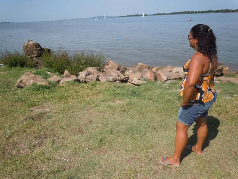 Carla foi ao Gasômetro para fazer sua oferenda a Navegantes, mas, sem ônibus, não sabia se conseguiria chegar até a igreja