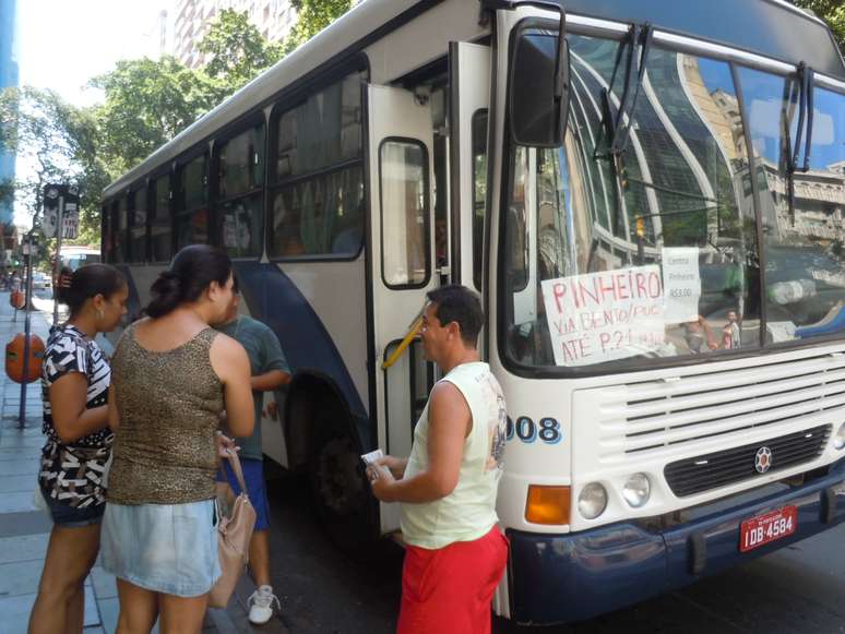 Ônibus improvisado da Teka Transportes no centro de Porto Alegre operando no trajeto da linha Pinheiro 398