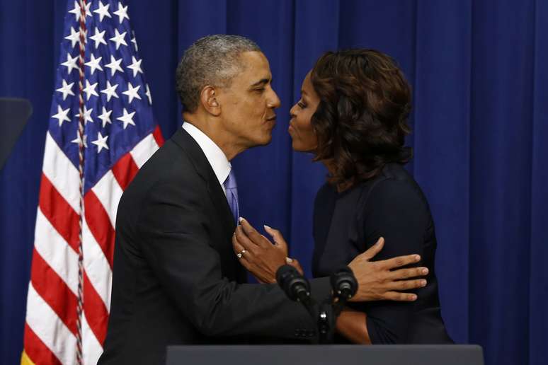 Barack se aproxima para beijar Michelle em evento de educação na Casa Branca (fotografia do dia 16 de janeiro de 2014)