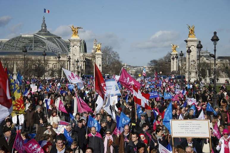 <p>Milhares de manifestantes contra a legaliza&ccedil;&atilde;o do casamento gay saem &agrave;s ruas neste domingo, em Paris</p>