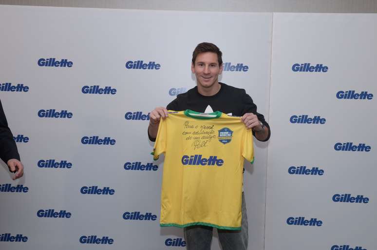 <p>Messi mostra camisa autografada por Pel&eacute;</p>