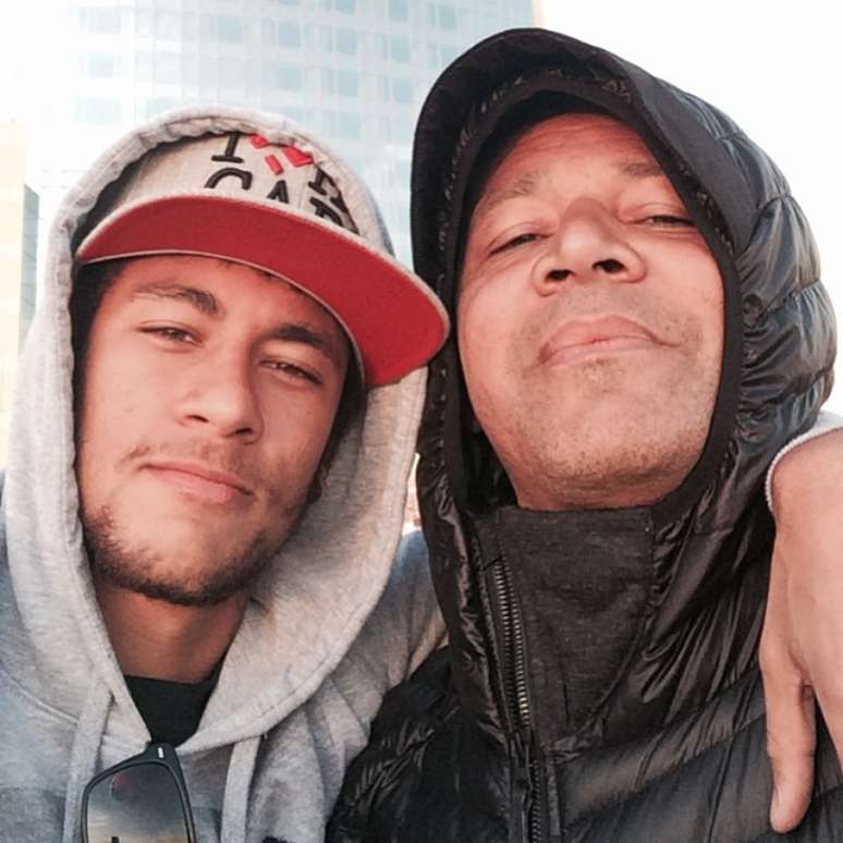 <p>Pai de Neymar teria dito para o Santos que não recebeu 10 milhões de euros em transferência</p>