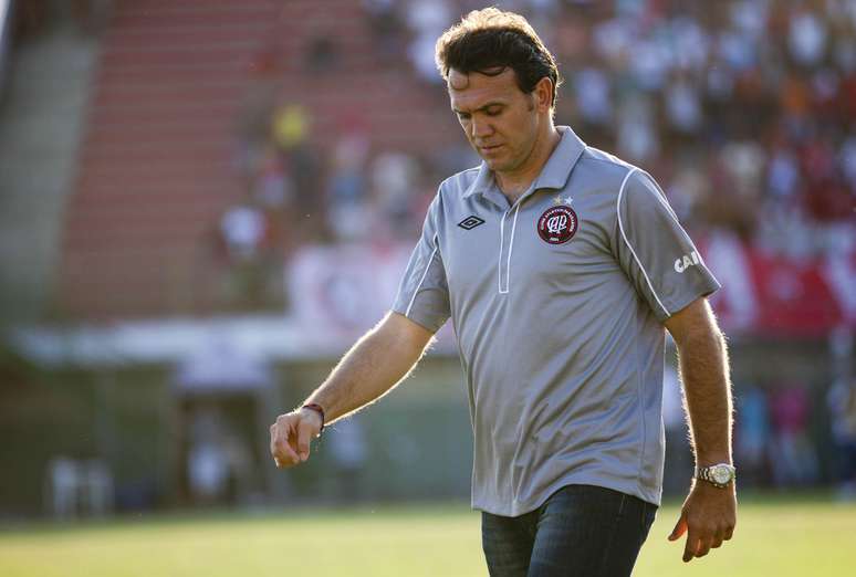 T&eacute;cnico fica cabisbaixo durante jogo v&aacute;lido pelo Campeonato Paranaense