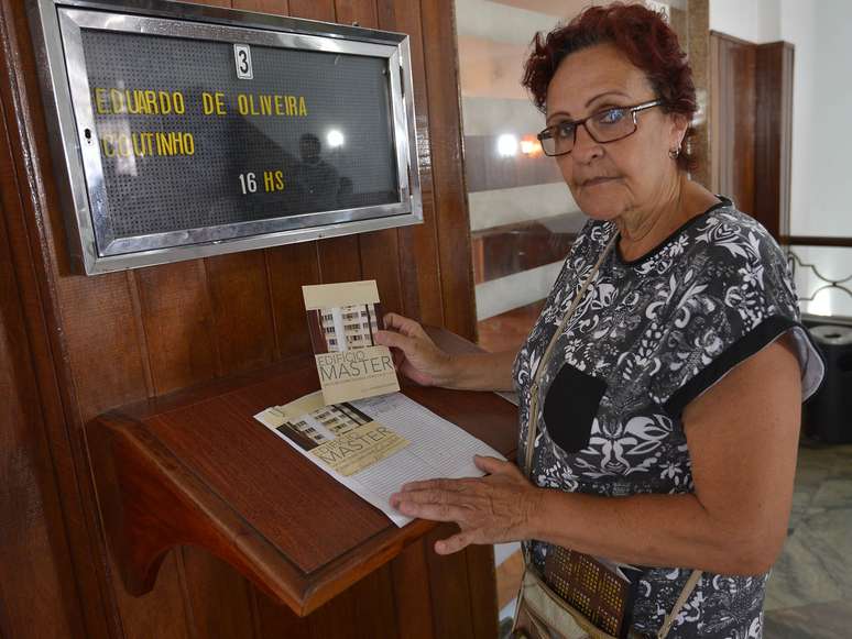 <p>Vera Lucia Maciel Savelle, que participou do documentário Edifício Master, foi se despedir do cineasta </p>