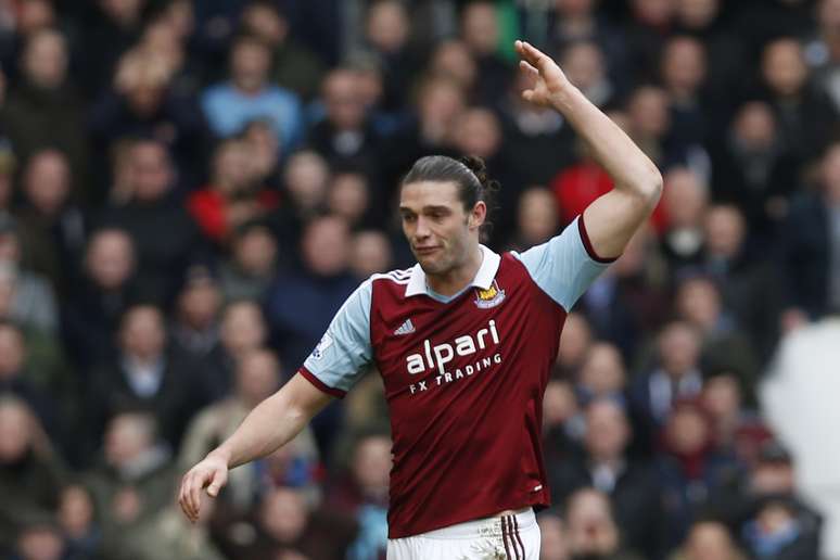 Andy Carroll lamenta expuls&atilde;o em vit&oacute;ria do West Ham
