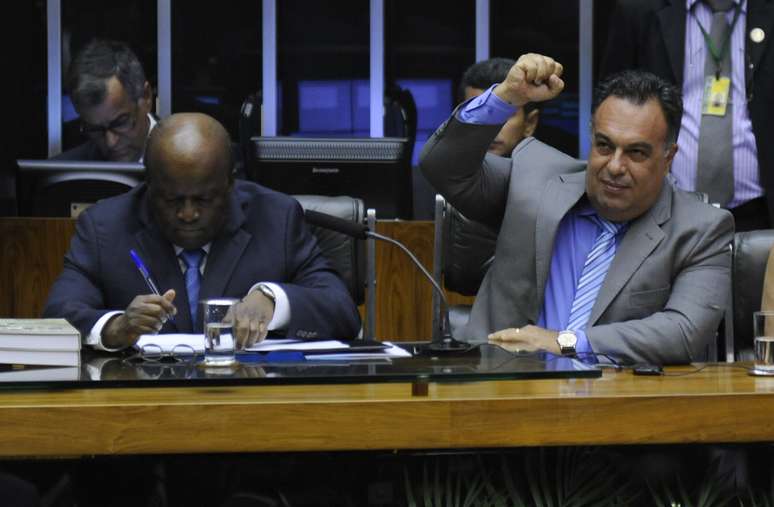 O vice-presidente da Câmara, André Vargas (PT-PR), repete gesto usado por condenados do mensalão ao lado de Joaquim Barbosa