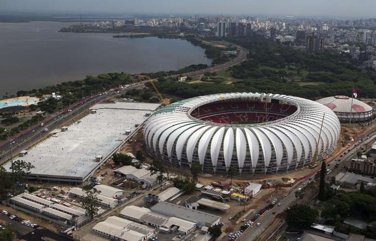 Vista aérea do estádio Beira-Rio, em Porto Alegre, onde foram retirados 10 projetos de mobilidade da matriz de responsabilidade da Copa do Mundo. Foto de 30/01/2014