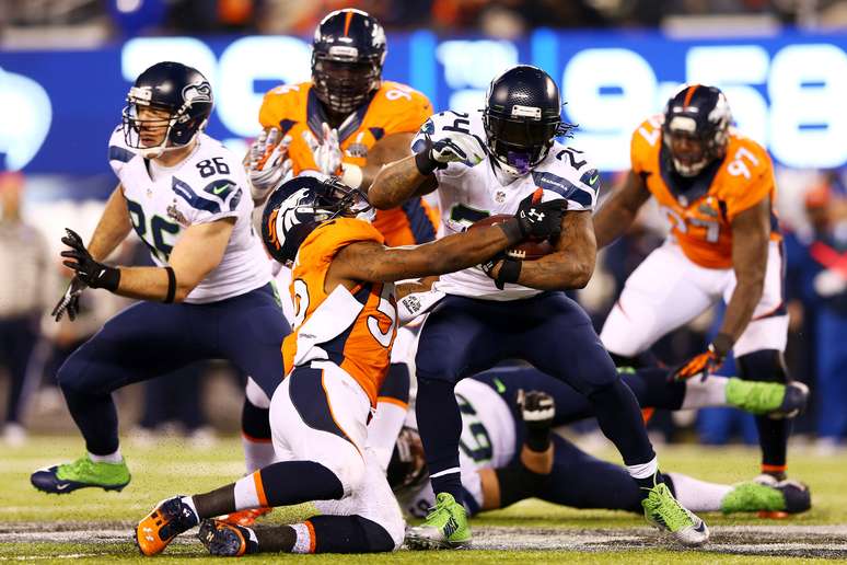 <p>Marshawn Lynch esteve discreto, mas contribuiu com um touchdown para a vitória arrasadora do Seattle</p>