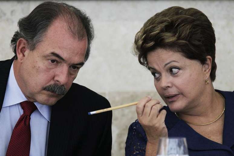 Presidente Dilma Rousseff conversa com o então ministro da Educação, Aloizio Mercadante, no lançamento de um programa de governo, em Brasília. O Congresso retorna do recesso a partir desta segunda-feira em sessão solene que marcará a estreia oficial de Aloizio Mercadante como ministro-chefe da Casa Civil, e retoma suas atividades com uma lista de pautas polêmicas remanescentes de 2013. 14/03/2013.