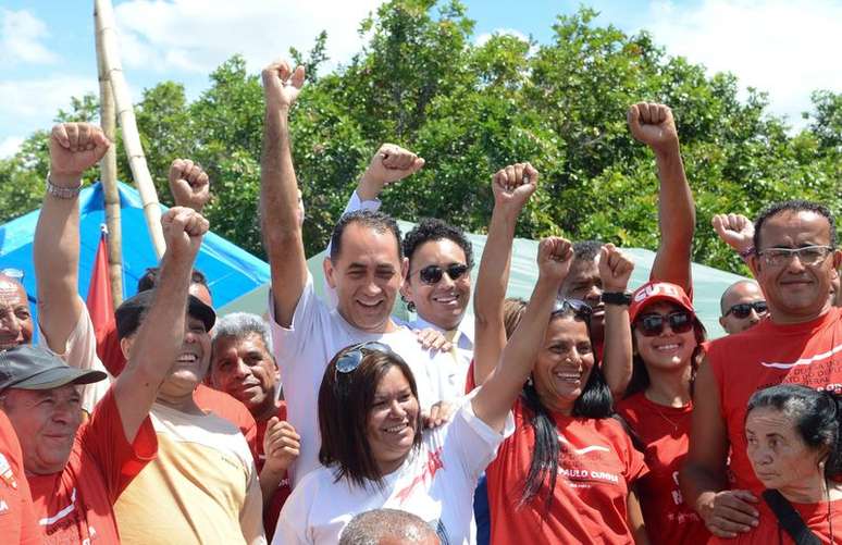  O deputado federal João Paulo Cunha (PT-SP) almoçou por cerca de 30 minutos com militantes do PT que acamparam em frente ao prédio do STF, em protesto contra o julgamento do mensalão