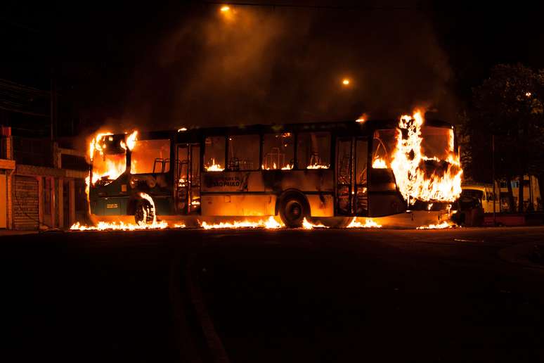 Quatro homens pararam o coletivo, pediram os passageiros descerem e atearam fogo no ônibus em Cidade Ademar