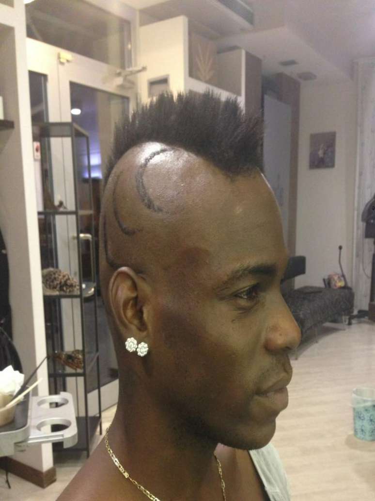 Mario Balotelli exibe cabelo novo com desenho tribal e listras