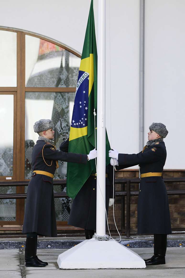 Bandeira do Brasil é hasteada na Vila Olímpica de Sochi