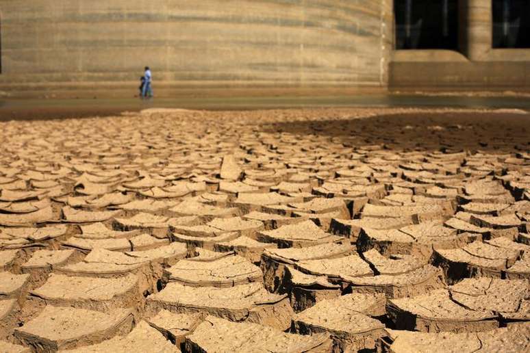 <p>Funcionário da Sabesp anda pela barragem de Jaguary, seca devido ao longo período de estiagem que atinge o Estado de São Paulo, em Bragança Paulista</p>