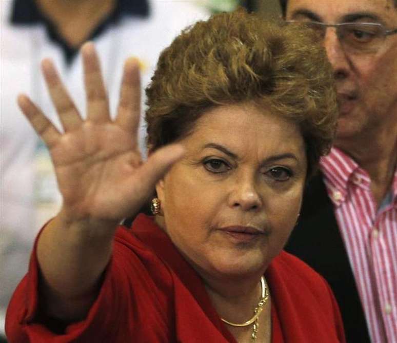 <p>Dilma acena ao chegar para uma cerim&ocirc;nia de Natal em S&atilde;o Paulo</p>