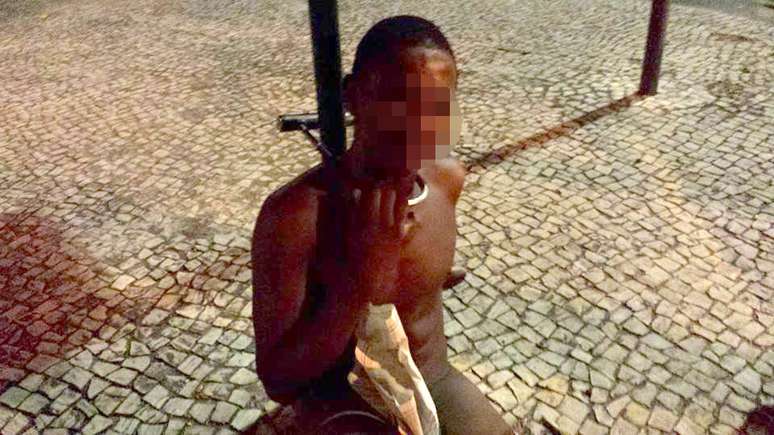 <p>Rapaz acorrentado, nu, a um poste na avenida Rui Barbosa, no Rio</p>