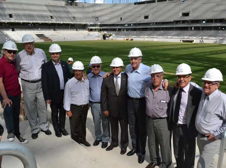 <p>Ministro visitou estádio em Curitiba e notou avanços</p>