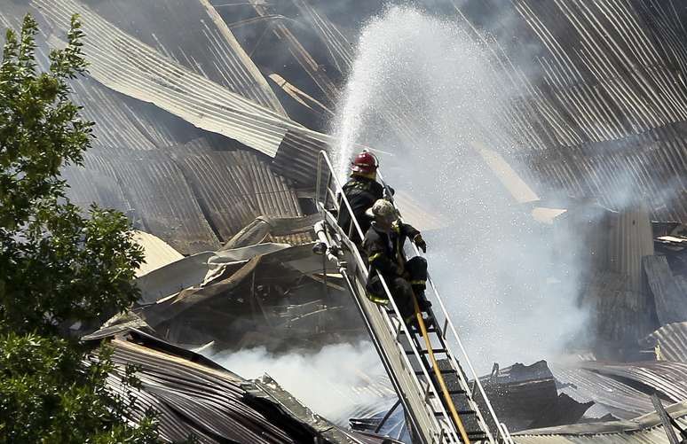 Sete pessoas morreram por causa do desabamento de parte da alvenaria do edifício, enquanto as equipes de emergência iniciavam as tarefas para apagar o incêndio