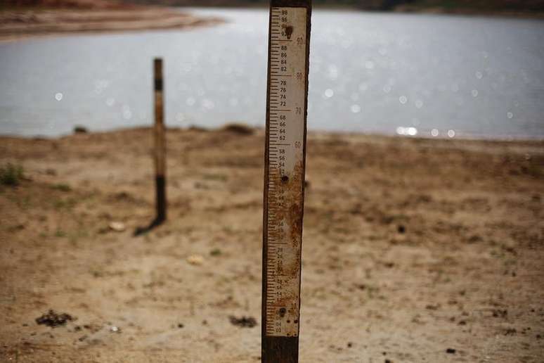 <p>Marcadores indicando onde o nível da água alcançava, vistos na represa de Jaguary durante um longo período de seca em São Paulo</p>