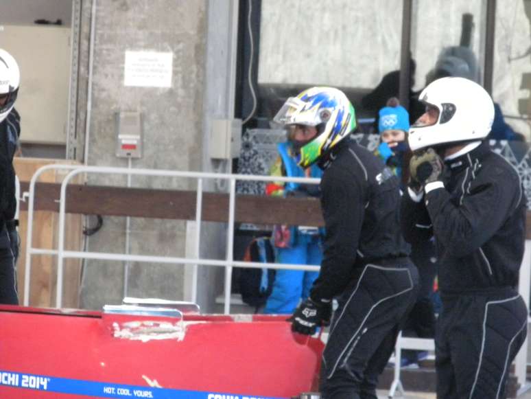 Time masculino treina para prova de bobsled