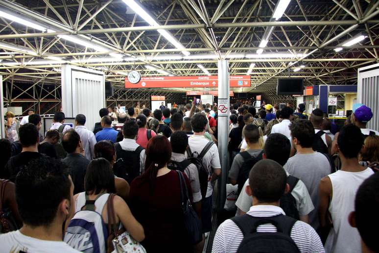 Passageiros enfrentaram  dificuldades para entrar na estação Carrão do Metrô