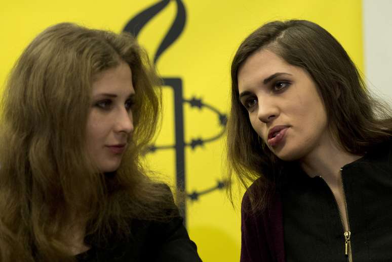 Maria Alyokhina (esq.) e Nadezhda Tolokonnikova prometeram voltar aos palcos
