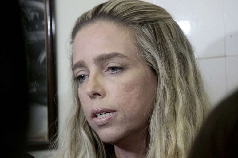 <p>A delegada titular da 5&ordf; Delegacia de Pol&iacute;cia, Monique Vidal, concede entrevista a jornalistas</p>