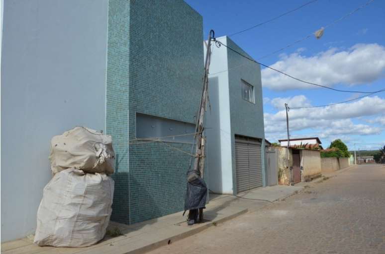 Poste em Belo Campo tem estrutura danificada