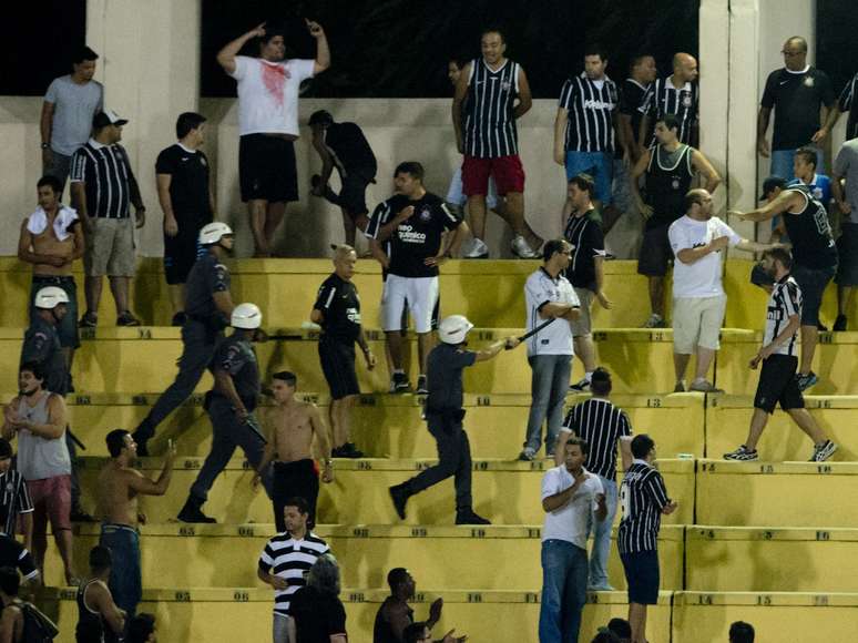 <p>Polícia teve que intervir na arquibancada amarela</p>