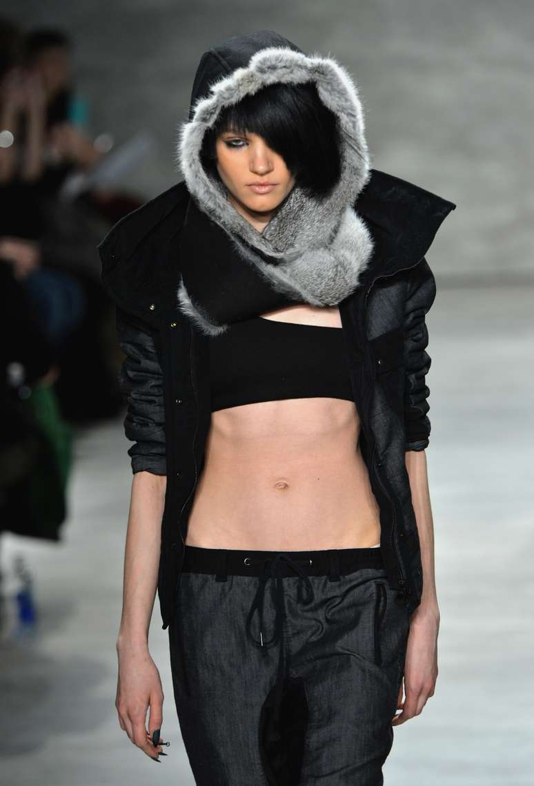 <p>Nicholas K abriu o dia de desfiles da semana de moda de Nova York, nesta quinta-feira (06). Apesar de ser a coleção de outono-inverno, a grife apostou em looks com a barriga de fora</p>