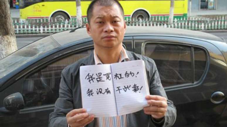  Yin, com cartaz em que protesta sua inocência