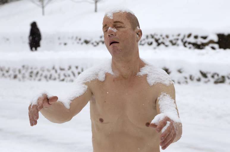 Estátua de um homem seminu cercada por neve no campus do Wellesley College, em Massachusetts