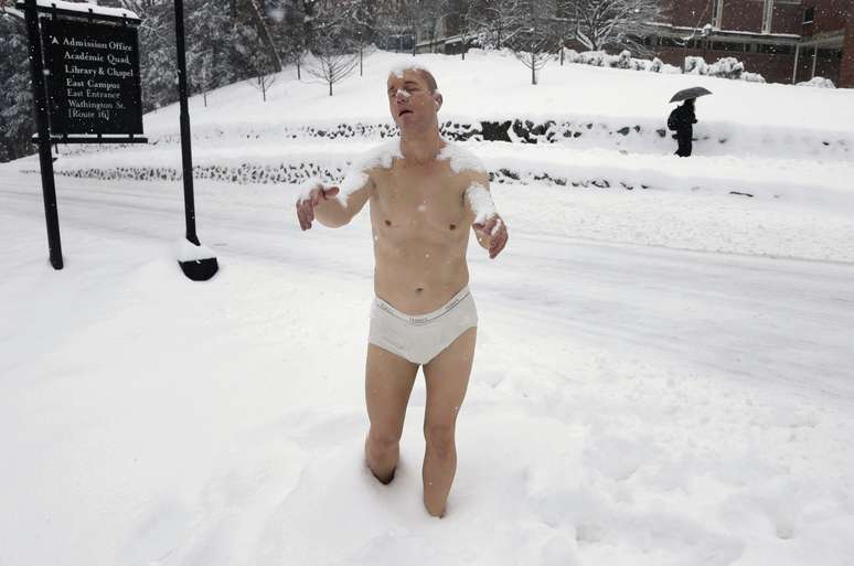 Estátua de um homem seminu cercada por neve no campus do Wellesley College, em Massachusetts