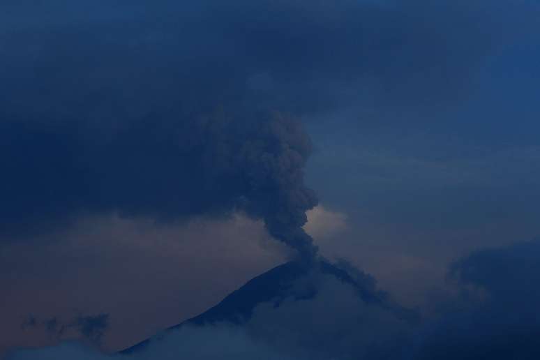 O Tungurahua passa por um novo período de atividade desde o fim de semana passado, com explosões constantes e emissões de cinza que na última segunda-feira atingiram inclusive a capital Quito, a 180 quilômetros de distância