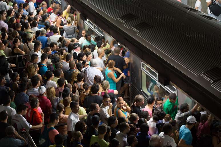 Estação da Sé ficou lotada por conta da falha em um trem na Linha 3-Vermelha do Metrô de São Paulo