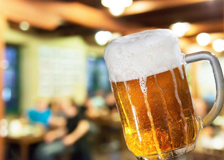 <p>Bebidas frias como a cerveja terão aumento de tributos a partir deste mês de abril</p>