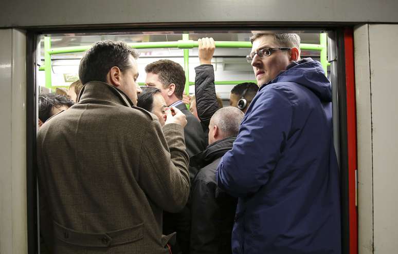 Usuários lotam um vagão do centro de Londres na manhã desta quinta-feira. Caos se instaura no transporte público na capital britânica