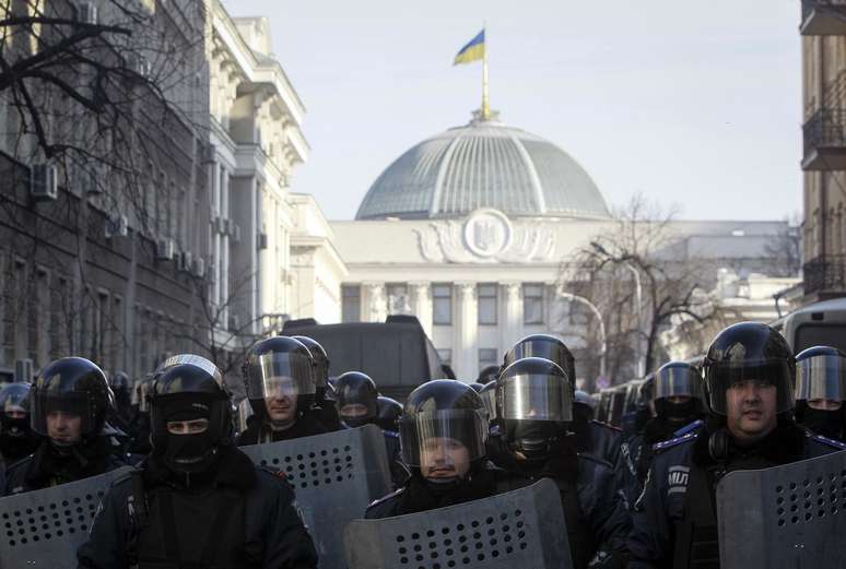 Polícia ucraniana se posiciona em frente ao prédio do Parlamento, em Kiev