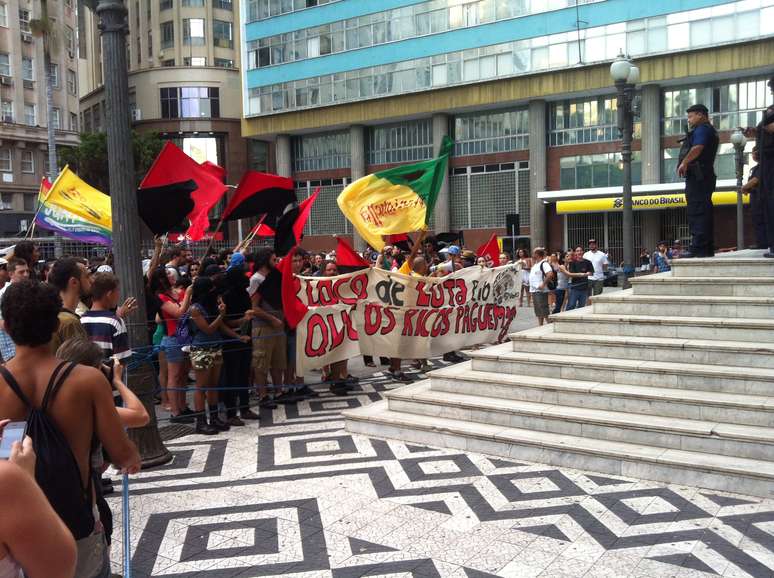 <p>Manifestantes se concentraram em frente &agrave; prefeitura de Porto Alegre para pedir o passe livre no transporte p&uacute;blico</p>