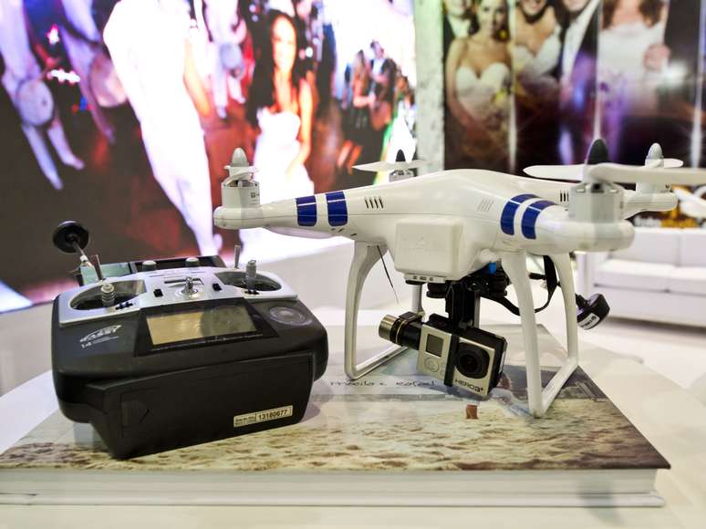 <p>O Expo Noivas levou a tecnologia dos drones para a feira. O aparelho custa a partir de R$ 1.500</p>