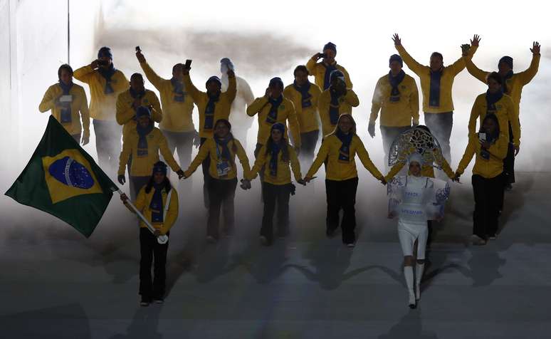 Delegação brasileira estampa a bandeira nacional durante a Cerimônia de Abertura