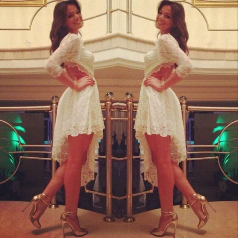 <p>Bruna Marquezine escolheu vestido assimétrico de renda de Lethicia Bronstein para passar o Réveillon e postou a foto no Instagram</p>