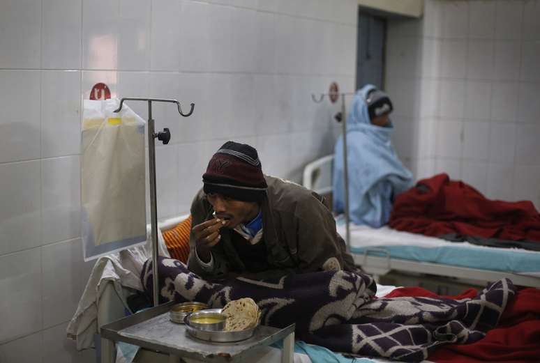 Paciente, vítima da tuberculose, se alimenta em hospital público, na Índia. O país teve mais de 2 milhões de casos da doença no ano passado.