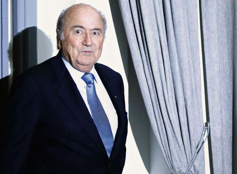 <p>Presidida por&nbsp;Joseph Blatter, Fifa tem feito programas frequentes para coibir arma&ccedil;&atilde;o de jogos</p>